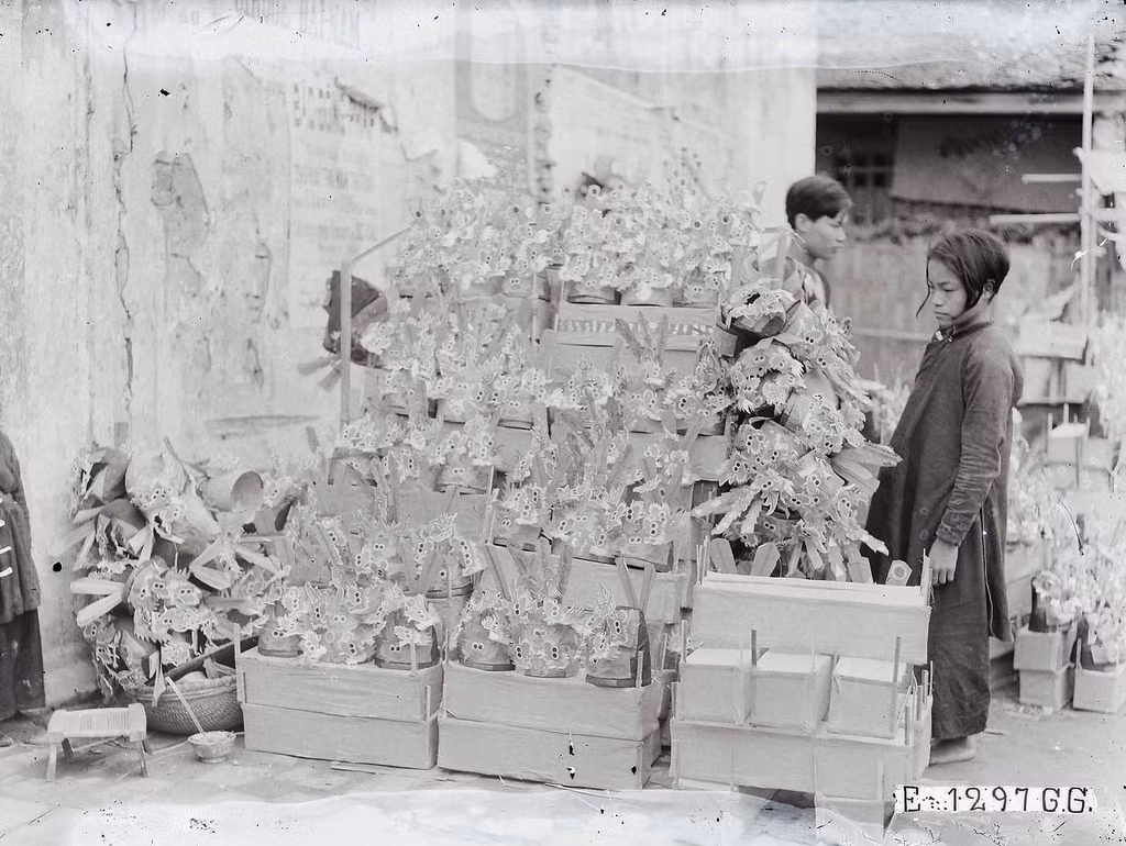 Một gian hàng bán mũ giấy để cúng ông Táo.