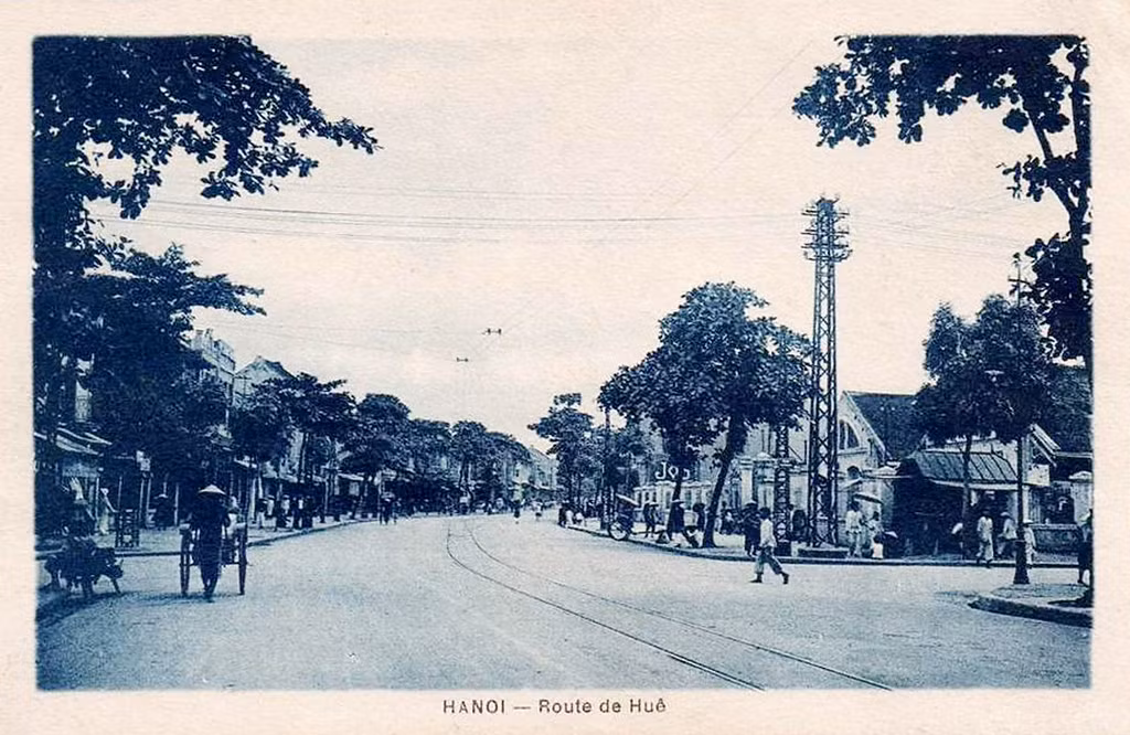 Phố Huế đầu thế kỷ 20. Lúc này phố đã được "hiện đại hóa", mặt đường trải nhựa, có đường dây điện và đường tàu điện chạy qua.