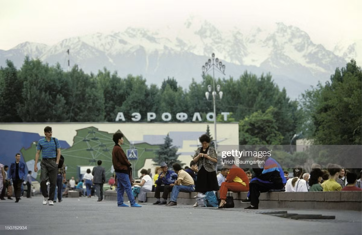 Khung cảnh phía trước sân bay quốc tế Almaty. Trên tấm pa-nô phía xa có dòng chữ Aeroflot, tên của hãng hàng không lớn nhất Liên Xô, sau này là Nga.