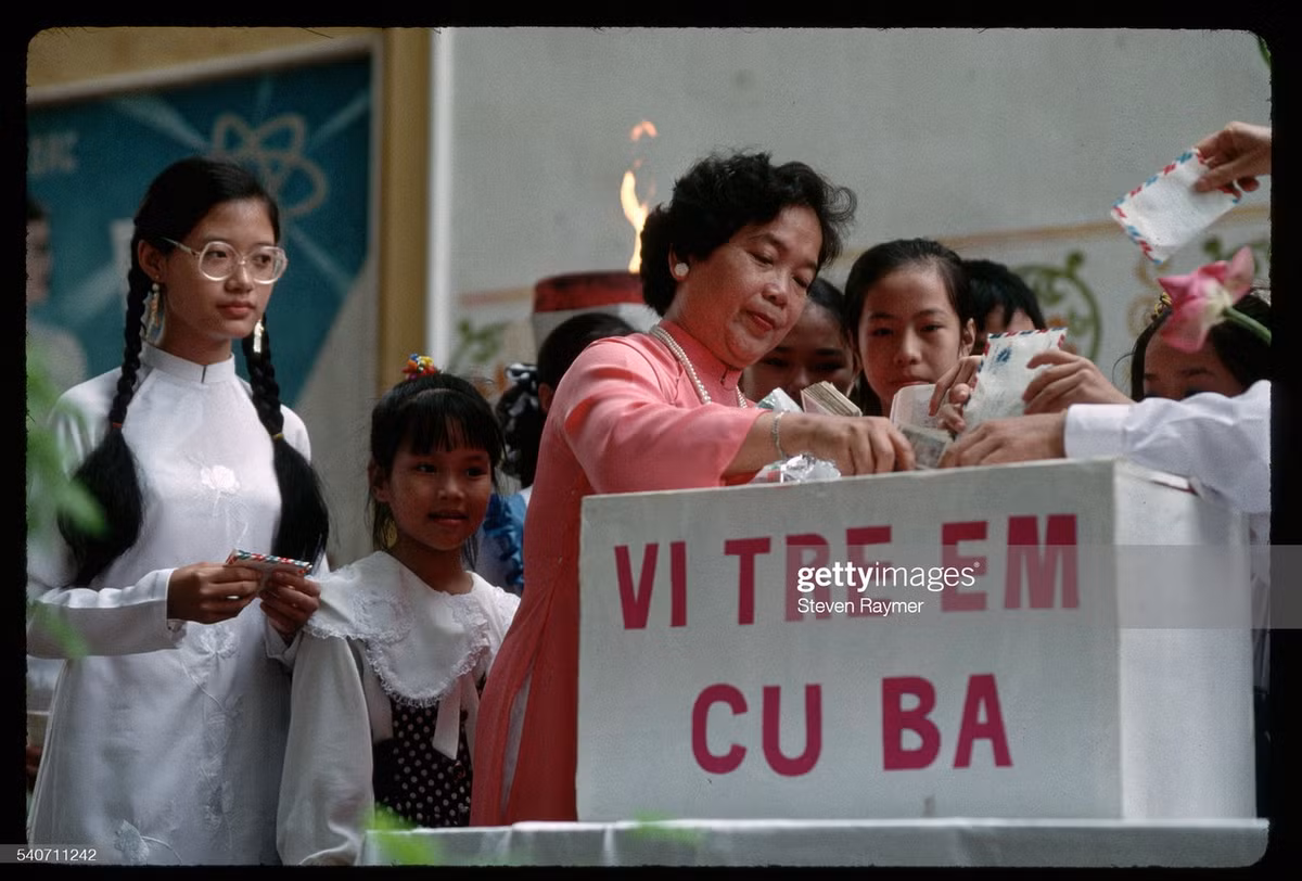 Giáo viên và học sinh trường Trưng Vương đóng góp tiền ủng hộ trẻ em Cuba trong ngày đầu của năm học mới.