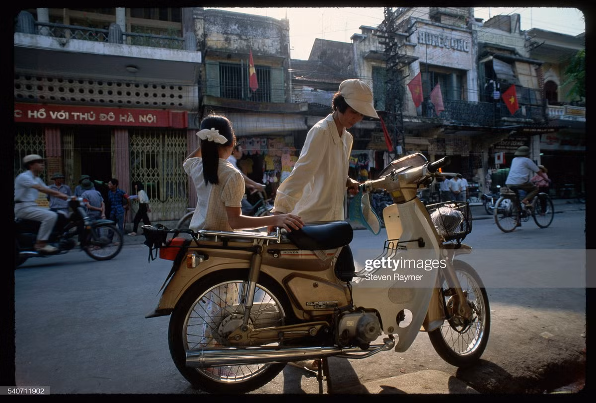 Người phụ nữ dựng chiếc Honda Cub 82 trên phố Hàng Ngang, đối diện nhà số 48 - nơi Bác Hồ viết Tuyên ngôn độc lập, Hà Nội năm 1993.