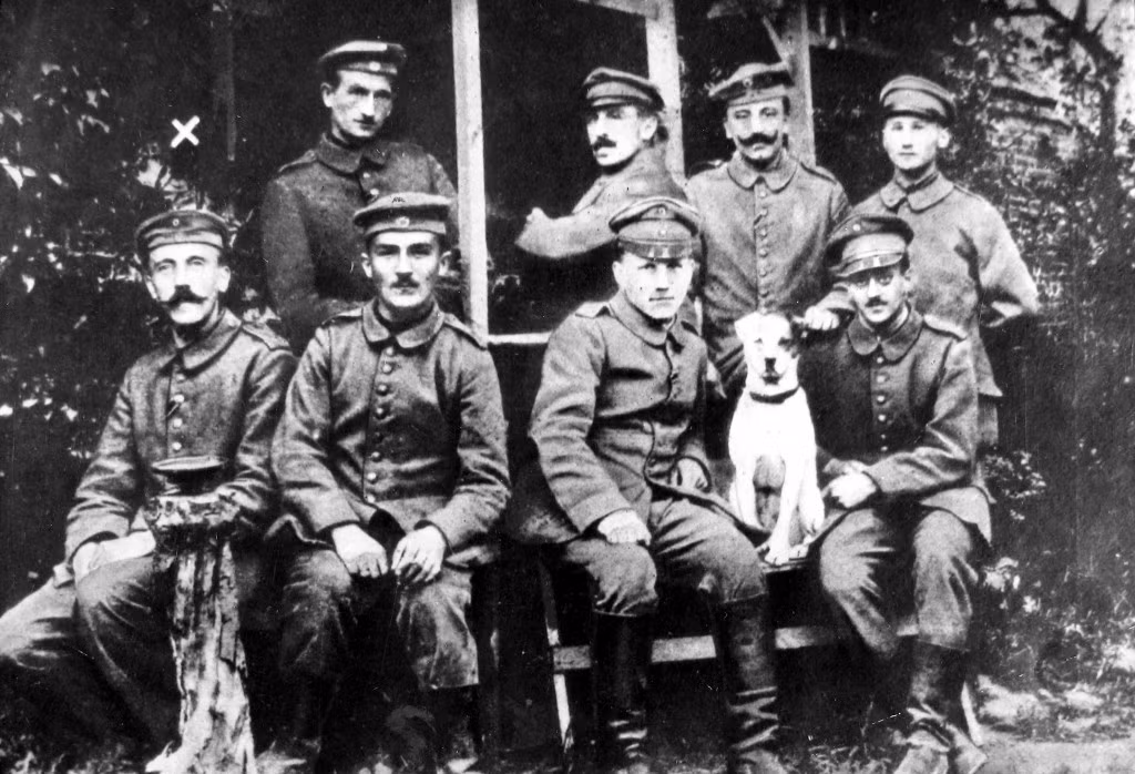 Ngày 7/10/1916, trùm Hitler bị thương ở chân do một vụ nổ gần Bapaume, Pháp. Ông ta dưỡng thương tại một nơi gần Berlin và trở lại đơn vị cũ vào tháng 2/1917.