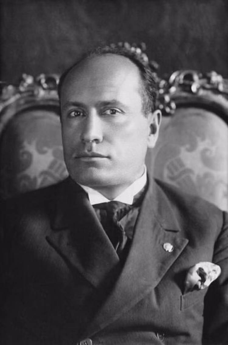 Tình nguyện nhập ngũ, Mussolini đã được gửi tới mặt trận tại Isonzo, phía Đông mặt trận Italia gần sông Isonzo, sau khi nước này tham chiến vào tháng 5/1915.