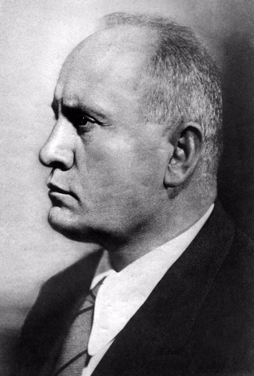 Sinh ra ở Predappio, Italia vào năm 1883, nhà độc tài Benito Mussolini là con trai của một thợ rèn và một giáo viên. Vào thời thanh niên, ông ta từng có quan điểm chính trị khá cấp tiến.