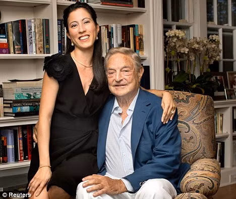 Ông Soros rất tình cảm bên người bạn gái kém nửa tuổi mình.