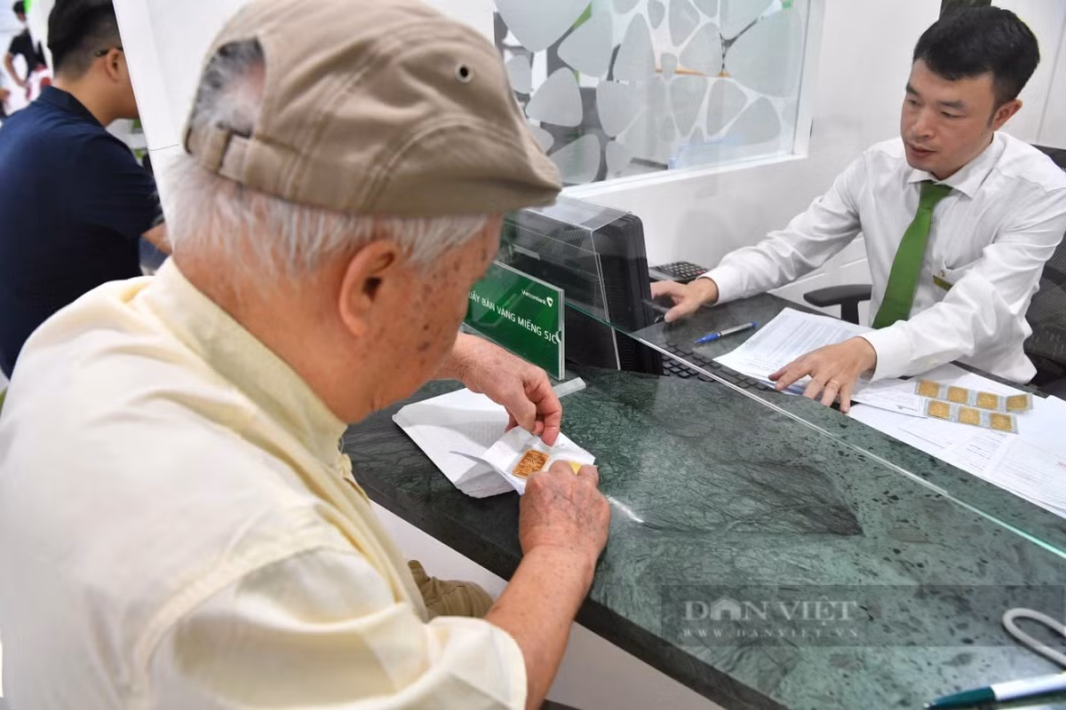 Ngày đầu ngân hàng bán vàng SJC: Dân ngóng giá thấp, chờ "xuống" tiền - Hình 4 Ngay dau ngan hang ban vang SJC: Dan ngong gia thap, cho