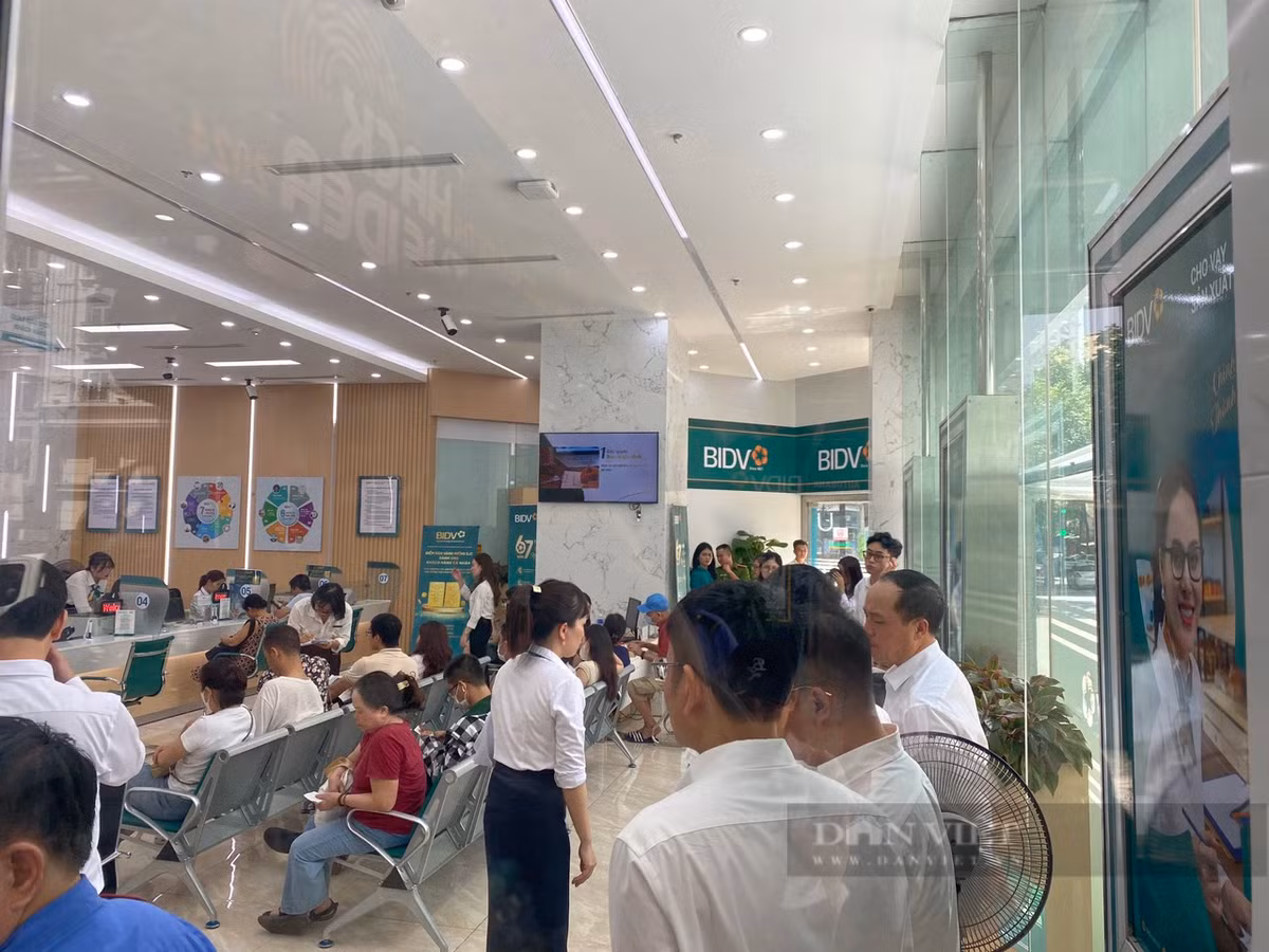 Ngày đầu ngân hàng bán vàng SJC: Dân ngóng giá thấp, chờ "xuống" tiền - Hình 3 Ngay dau ngan hang ban vang SJC: Dan ngong gia thap, cho