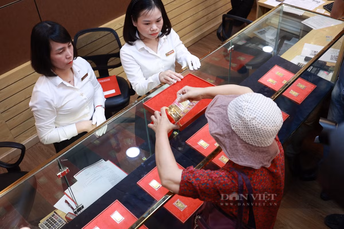 Ngày đầu ngân hàng bán vàng SJC: Dân ngóng giá thấp, chờ "xuống" tiền - Hình 5 Ngay dau ngan hang ban vang SJC: Dan ngong gia thap, cho