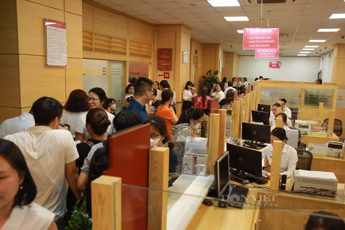 Ngày đầu ngân hàng bán vàng SJC: Dân ngóng giá thấp, chờ "xuống" tiền Ngay dau ngan hang ban vang SJC: Dan ngong gia thap, cho