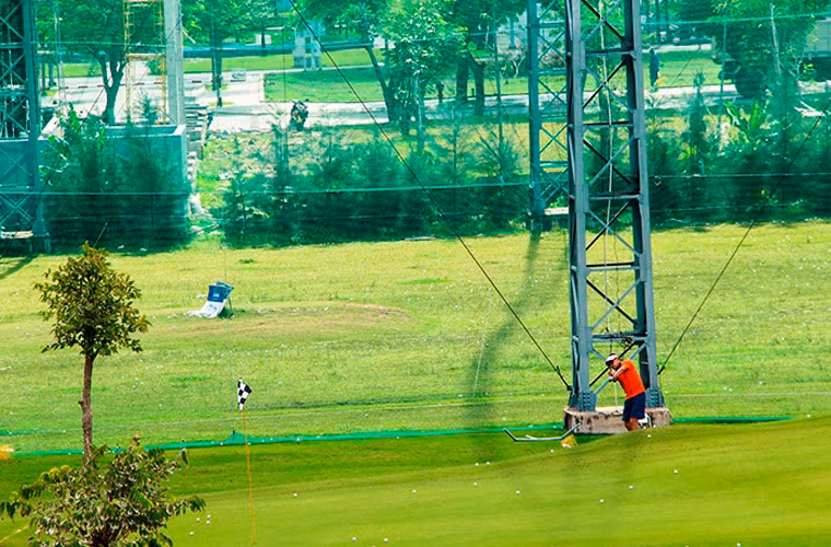 Kể từ khi sân golf này hoạt động luôn gây phiền toái, đe dọa người dân ở hẻm 63 đường Nguyễn Thị Thập, KP2, phường Tân Phú, quận 7 khi bóng đánh golf xuyên thủng lưới bay vào nhà người dân...