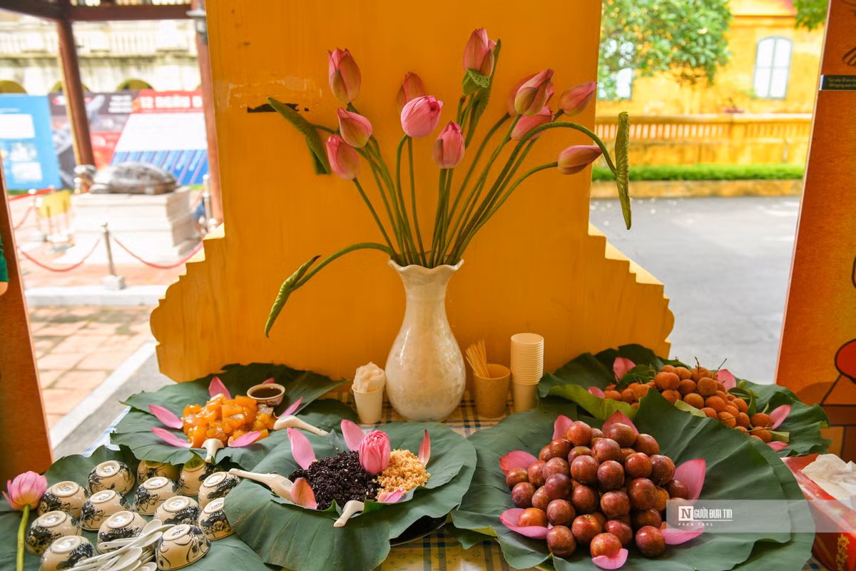 Những món ăn và hoa quả thường có trong ngày Tết Đoan Ngọ.