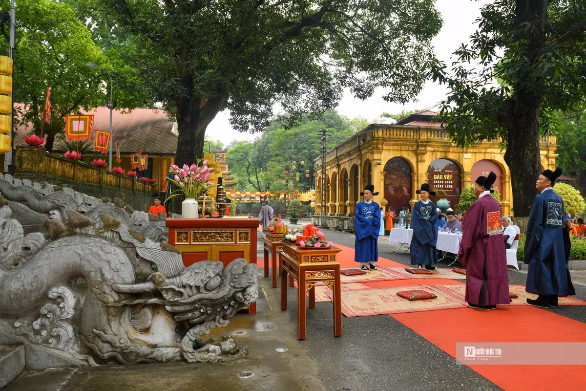 Từ xa xưa, cứ đến ngày mùng 5 tháng 5 Âm lịch hằng năm, từ chốn cung đình hoa lệ tôn nghiêm cho đến những miền quê mộc mạc thân thương đều hân hoan đón Tết Đoan Ngọ.
