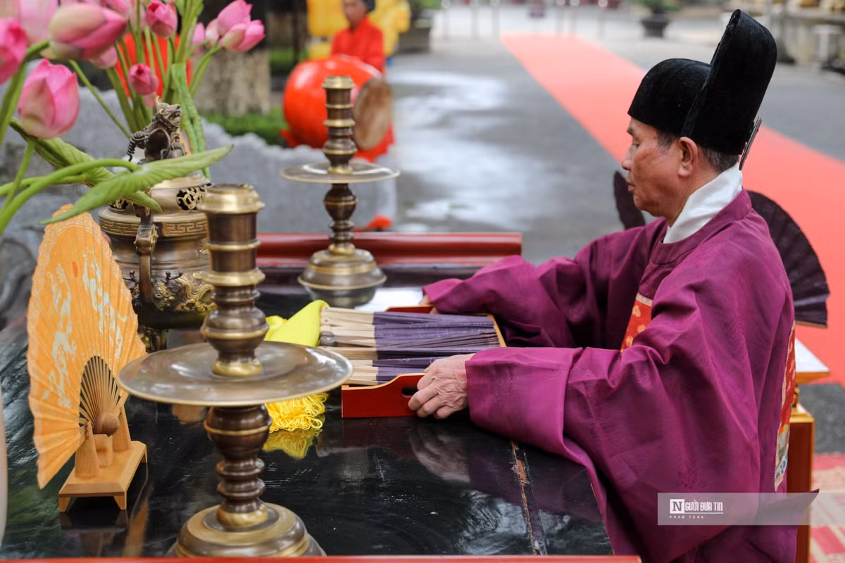 Các nguồn sử liệu cho biết dưới triều Lê Trung hưng, Tết Đoan Ngọ cũng là dịp để nhà vua, hoàng tộc sửa soạn lễ phẩm dâng tiến lên tổ tiên và các bậc sinh thành.