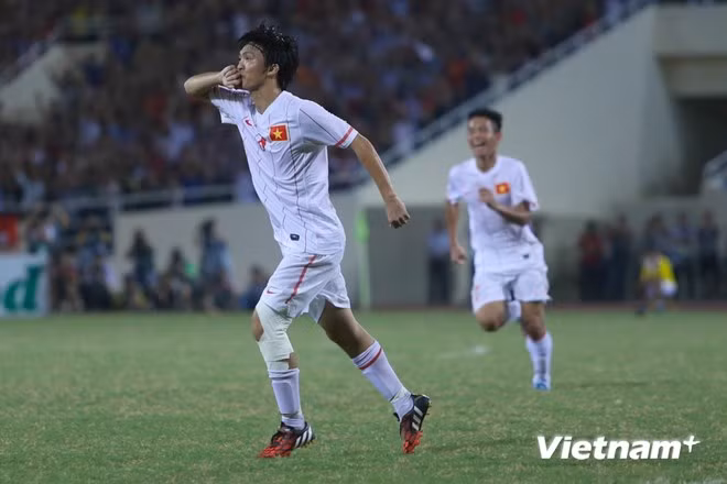 Số 8 của U19 Việt Nam đã ghi một bàn thắng để đời. Đây là bàn thắng hiếm hoi của anh cùng đội tuyển. Ảnh: Minh Chiến/Vietnam+.
