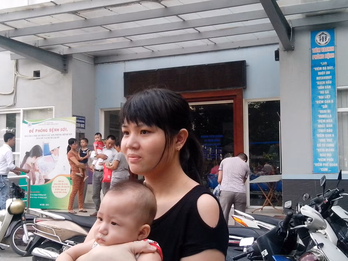 Chị Duyên là người may mắn lấy được số để tiêm vắc xin "5 trong 1" cho con vào sáng 9/7.