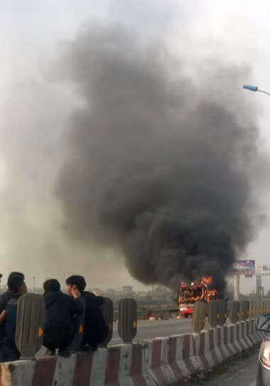Cột khói cao ngút trời