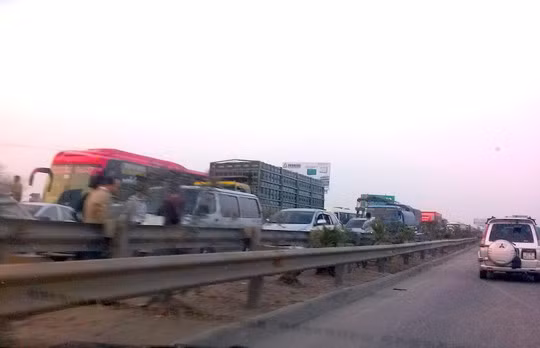Sau sự cố trên, đoạn đường đã xảy ra ách tắc gần 2km