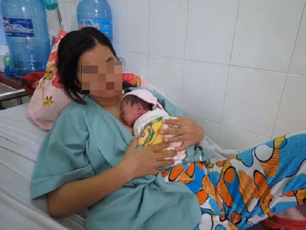 Đối với thai nhi, sau khi tắm cũng như sau khi kiểm tra sức khoẻ an toàn, trẻ sơ sinh sẽ được đưa về giường bệnh của sản phụ để gia đình chăm sóc. Lúc này trách nhiệm trôm nom của gia đình là rất lớn, chỉ khi nào sản phụ hay trẻ sơ sinh có biểu hiện bất thường các bác sĩ sẽ can thiệp kịp thời. Nếu không các y bác sĩ sẽ đi kiểm tra theo đúng kế hoạch và kịp trực.