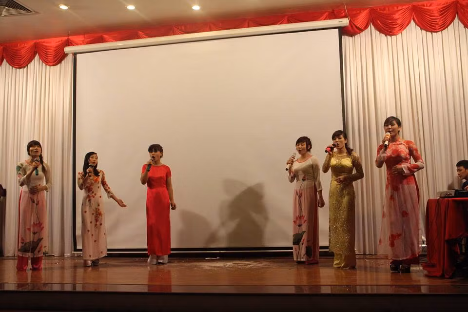 Tại buổi giao lưu văn nghệ, các "nghệ sĩ" của Hương Sen không quên những tiết mục mang đậm nét văn hoá của người Việt Nam.