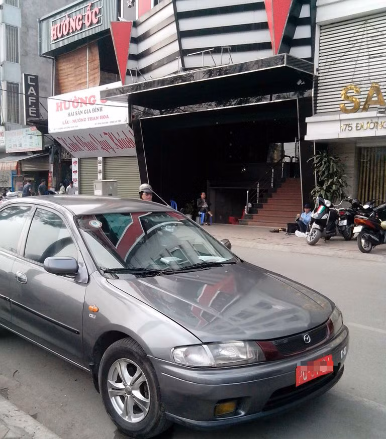 Không chỉ có vậy, rất nhiều xe còn vi phạm giao thông, khi đỗ dưới lòng đường cấm, trên vỉa hè...