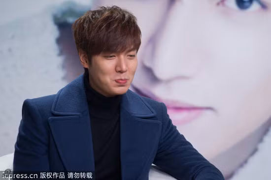 Trước đó, ngôi sao của The Heirs đã có những biểu cảm vô cùng đáng yêu trong buổi giao lưu với báo giới và fan Trung Quốc.