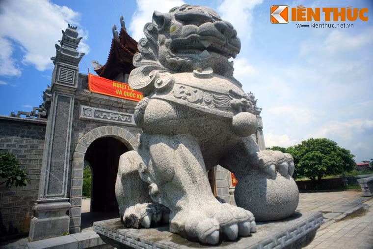 Hiện tượng sư tử đá kiểu Trung Quốc xuất hiện tràn lan tại các di tích của Việt Nam đã trở thành một vấn đế nóng bỏng khiến dư luận bức xúc trong năm 2014. Trước thực trạng này, Bộ VHTT&DL đã phải đưa ra văn bản khuyến cáo về việc không trưng bày, sử dụng biểu tượng, vật phẩm, linh vật không phù hợp với thuần phong mỹ tục Việt Nam ở các nơi công cộng, đặc biệt là các khu di tích lịch sử văn hóa tại địa phương.