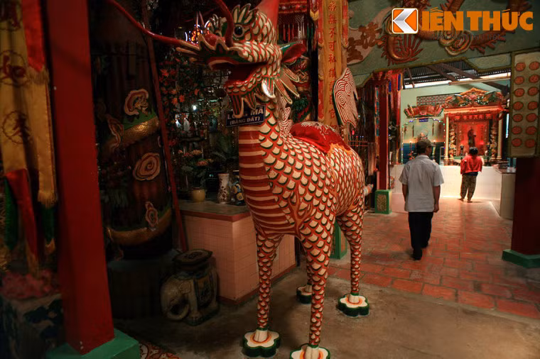Điều làm nên sự độc đáo của ngôi chùa chính là hàng nghìn pho tượng được nặn bằng đất sét rất sinh động bài trí bên trong chùa. Các bức tượng ở đây thể hiện hình ảnh các vị Phật, Tiên, Thánh, Thần, linh vật... theo đặc trưng tín ngưỡng ở Nam Bộ.