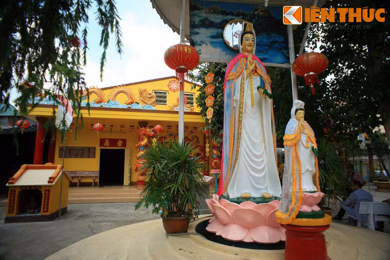 4. Chùa Đất Sét (tên chính thức là Bửu Sơn Tự) tọa lạc tại 286 đường Tôn Đức Thắng, TP Sóc Trăng, tỉnh Sóc Trăng, không phải là một ngôi chùa bề thế, có kiến trúc hoa mỹ hoặc cảnh quan đẹp. Tuy vậy, ngôi chùa này vẫn nổi tiếng khắp Việt Nam...