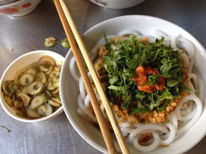 Bún đũa Nam Định là một loại bún cua có sợi to như que đũa, được ưa chuộng cả 4 mùa.