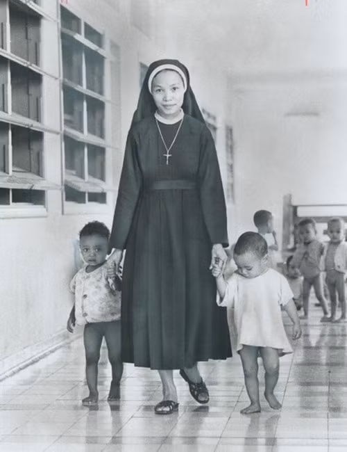 Sơ Theresa Khen là một trong 9 nữ tu sí chăm sóc cho 1.245 trẻ mồ côi tại cô nhi viện Gò Vấp thời điểm đó.