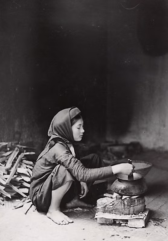 Thiếu nữ An Nam nấu bếp.