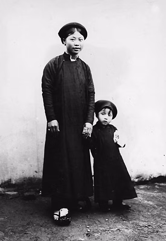 Vợ của một viên thông ngôn và đứa con.