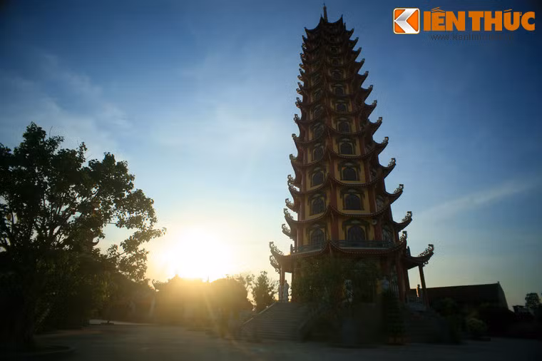 Với chiều cao như vậy, đây là tòa tháp Phật giáo cao nhất Việt Nam thời điểm hiện tại.