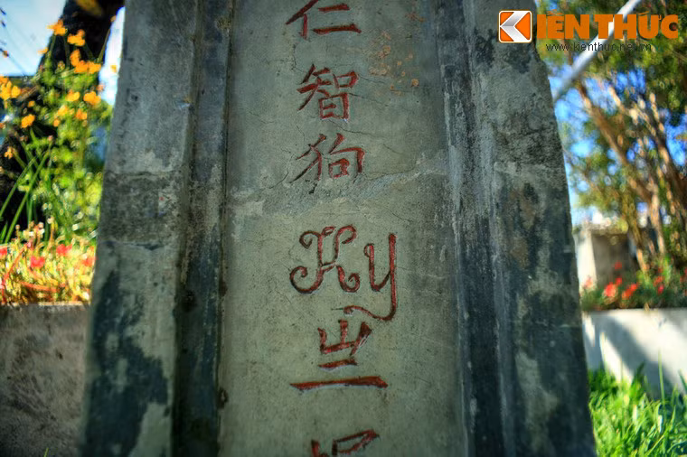 Ngôi mộ thứ hai là mộ của chú chó tên Ky, mất năm Đinh Sửu, sau con Vá hai năm. Trên bia mộ chính khắc chữ “Nhân trí cẩu Ky chi trủng”, trong đó chữ Ky là chữ Quốc ngữ, các chữ kia là chữ Hán.