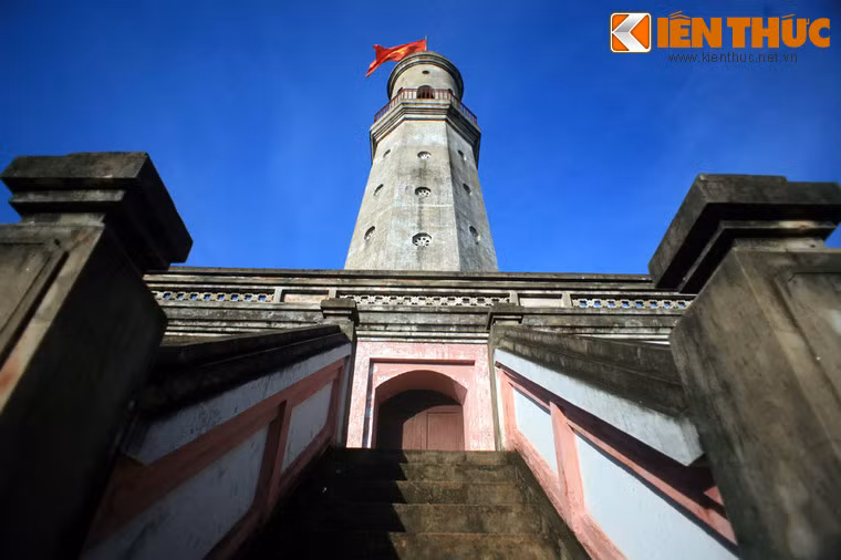 Hai phía Đông và Tây của tầng một có hai cầu thang xây bằng gạch 10 bậc dẫn lên tầng hai. Bốn mặt tầng hai đều xây lan can, trổ bốn cửa dẫn vào trong, nơi có cầu thang để lên đỉnh cột cờ.