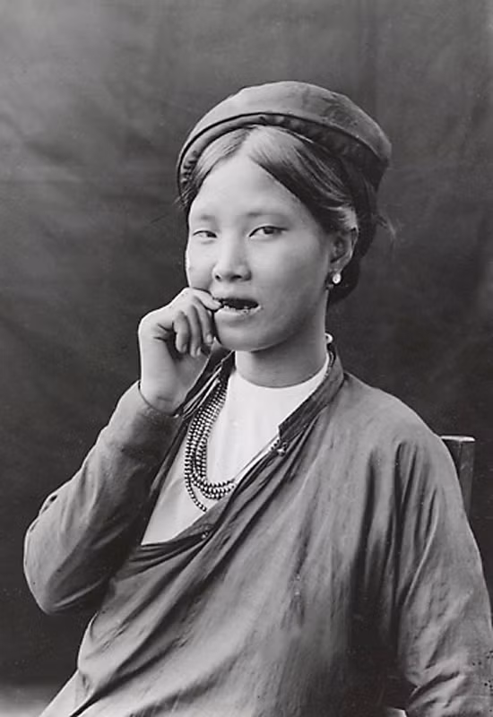 Khoe hàm răng đen quyến rũ.
