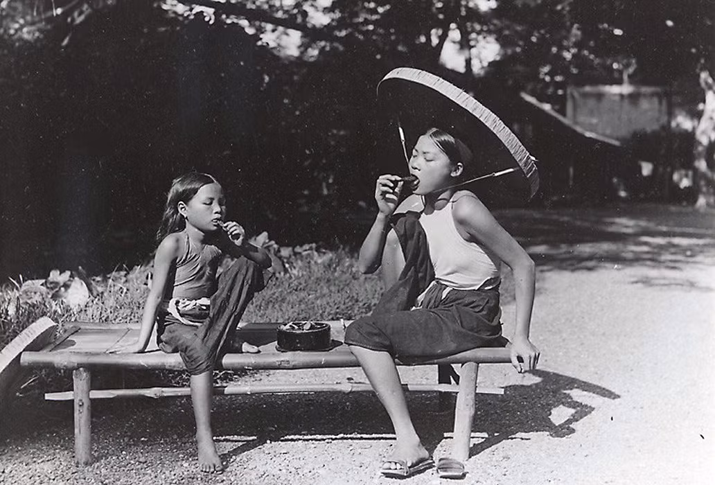 Thiếu nữ và bé gái cùng nhai trầu.
