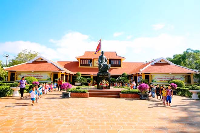  Hà Tĩnh là vùng đất học nổi tiếng của nước ta. Nơi đây từng sản sinh ra rất nhiều danh nhân nổi tiếng như Nguyễn Tuấn Thiện thời Lê, Nguyễn Du và Nguyễn Công Trứ - thời nhà Nguyễn...