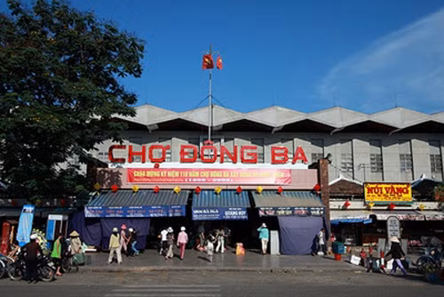  Chợ Đông Ba là một trong những biểu tượng của vùng đất cố đô Huế. Theo sách “Chín đời chúa 13 đời vua triều Nguyễn”, ban đầu, chợ này có tên Đông Hoa, đến thời Nguyễn đổi thành Đông Ba.