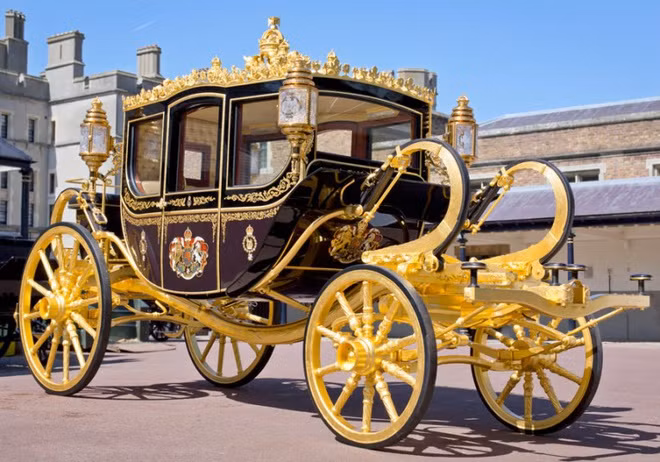 Diamond Jubilee của Nữ hoàng Elizabeth II là cỗ xe ngựa thứ hai của Hoàng gia Anh trong một thế kỷ qua. Đây là sản phẩm của Jim Frecklington, nghệ nhân nổi tiếng người Canada. Nó là món quà đặc biệt mà Australia gửi tặng Nữ hoàng Anh vào năm 2006, nhân dịp sinh nhật lần thứ 80 của bà.