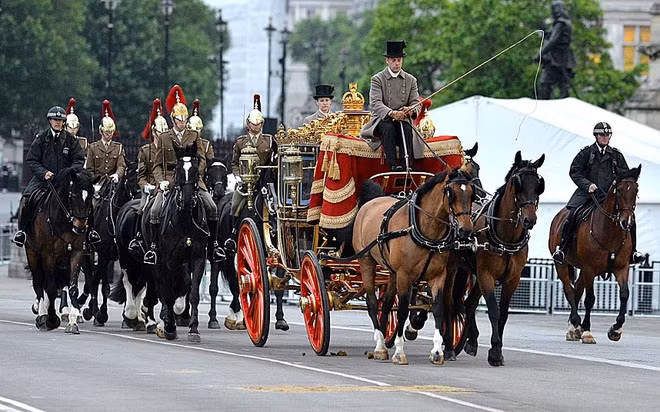 Cỗ xe của Nữ hoàng tham gia một sự kiện tại khu vực Westminster, thủ đô London.