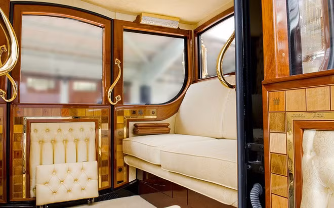 Các tay vịn trong cỗ xe "độc nhất vô nhị" được làm từ gỗ của du thuyền Hoàng gia Britannia. Theo Telegrph, Frecklington đã chế tác cỗ xe ngựa từ các mảnh vỡ tàu chiến Mary Rose của vua Henry VIII, cây táo của nhà bác học Issac Newton và "Hòn đá vận mệnh" ở Scotland. Lịch sử hơn 1.000 năm của Hoàng gia Anh ẩn chứa bên trong cỗ xe độc đáo này.