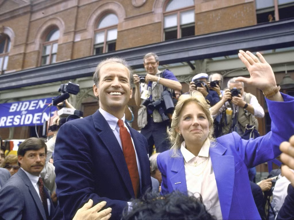 Tháng 6/1987, khi ông Joe Biden tuyên bố tranh cử tổng thống ở quê nhà Wilmington (bang Delaware), bà Jill luôn ở bên chồng. Ba tháng sau đó, ông Biden tuyên bố rút khỏi cuộc đua. Theo New York Times, chiến dịch tranh cử ngắn ngủi của ông bị bao trùm bởi nhiều bê bối, cáo buộc đạo văn và phóng đại thành tích học tập của ông ở trường đại học. “Tôi đã mắc một số sai lầm”, ông từng nói.