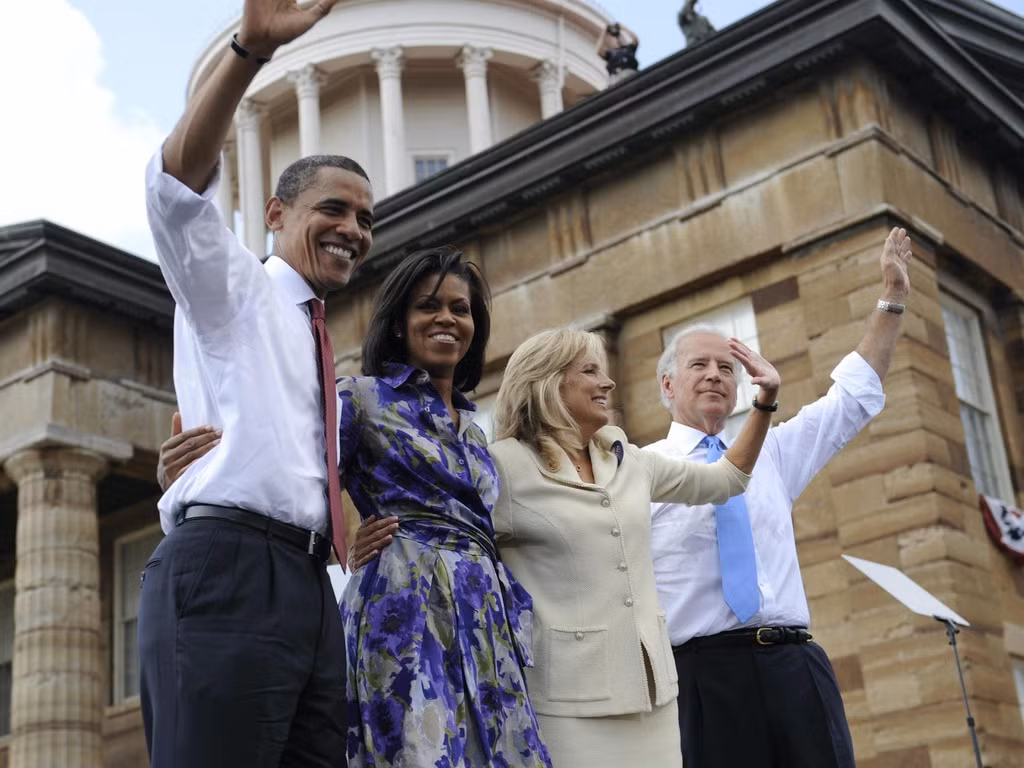 Năm 2008, ông Barack Obama chọn ông Joe Biden làm ứng viên phó tổng thống. Hai gia đình đã phát triển mối quan hệ gắn bó. Các khoảnh khắc thân thiết giữa ông Obama và ông Biden thu hút sự chú ý lớn từ truyền thông.