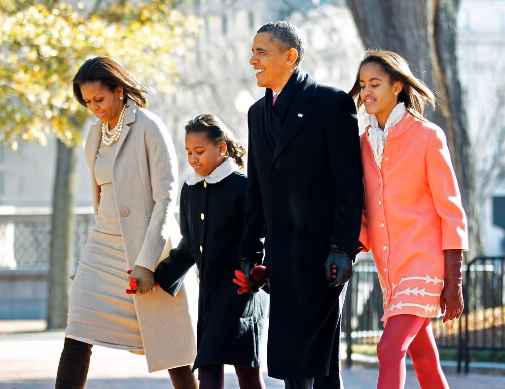Giống với Barron Trump, hai con gái Malia và Sasha của cựu Tổng thống Barack Obama đều còn nhỏ tuổi khi chuyển vào Nhà Trắng. Năm 2008, Malia mới 10 tuổi, còn em gái Sasha lên 7 tuổi. Lo cho tâm lý con trẻ còn non nớt, vợ chồng ông Obama luôn cố sắp xếp dành thời gian ở bên hai cô bé.