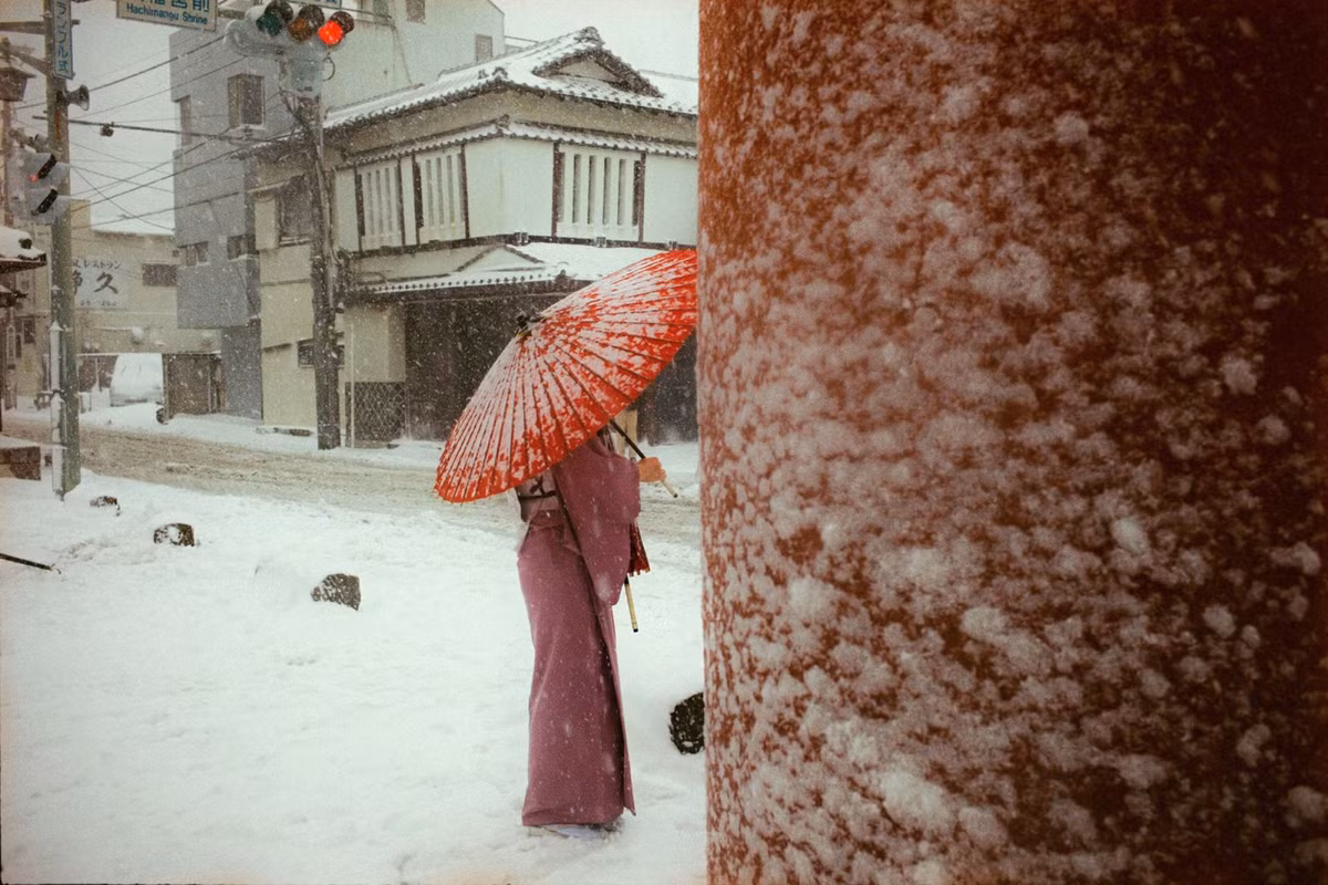 Bức ảnh được chụp vào ngày tuyết rơi dày ở Yukinoshita, Kamakura (tháng 2/2014). Một phụ nữ đang đứng ở ngã ba đường. Đây là cơn bão tuyết lớn nhất trong vòng 45 năm ở Nhật. Ảnh: Shin Noguchi.