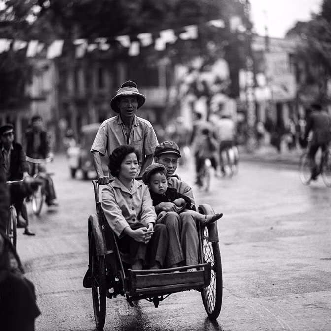 Trước đây, xích lô là một trong những phương tiện có mặt nhiều nhất trên các tuyến phố Hà Nội. Xích lô được sử dụng trong di chuyển, sản xuất, chở hàng... Ngày nay, chúng ta vẫn có thể nhìn thấy xích lô tại các khu phố cổ của Hà Nội nhưng hầu hết đều để phục vụ khách du lịch.