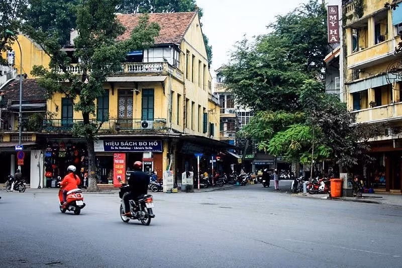 Phố Hồ Hoàn Kiếm được công nhận là con phố ngắn nhất của Hà Nội với chiều dài 52 m, tiếp theo lần lượt là phố Nguyễn Xí và Nguyễn Trung Ngạn chỉ nhiều hơn phố Hồ Hoàn Kiếm xấp xỉ 1 m (nguồn Toplish). Kỷ lục con đường ngắn nhất ở Hà Nội là đường Thanh Niên, dài 992 m. Ảnh: Dulichhanoi.