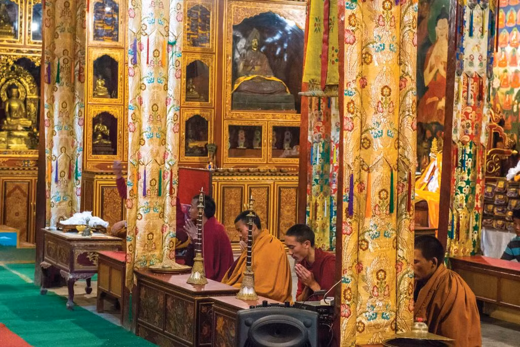 Từng là một phần của đế chế Tây Tạng, vương quốc Lo có văn hóa, tôn giáo và ngôn ngữ liên quan mật thiết đến nền văn hóa Tây Tạng nguyên thủy. Trong đó, Phật giáo là tôn giáo có vị trí rất quan trọng đối với người Lo. Tôn giáo, cầu nguyện và lễ hội là phần không thể thiếu trong cuộc sống. Ảnh: Margie Thomas.
