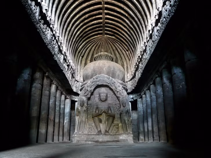 Tại sân trong, một điện thờ trung tâm dành riêng cho thần Shiva. Điện thờ này được chạm khắc với các hốc, cửa sổ, cột, phòng bên trong và bên ngoài, hội trường, tượng các vị thần và một linga đá (đại diện cho Shiva) ở giữa.